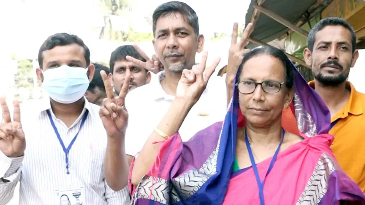 জিতেছেন সেই পুতুল, হলেন প্রথম নারী চেয়ারম্যান