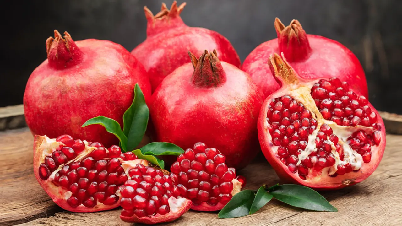 প্রতিদিন বেদানা খাবেন যে ৪ কারণে