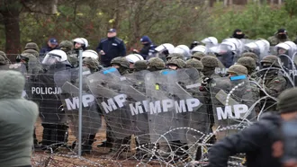 Hundreds of migrants stuck at Poland-Belarus border