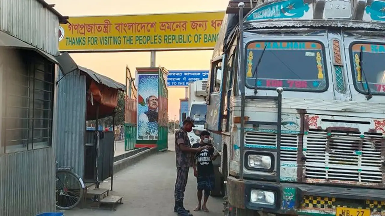 ভারতে তেল পাচার রোধে সতর্ক অবস্থানে বিজিবি