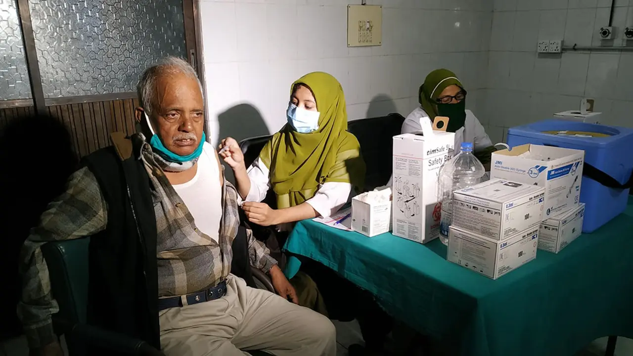 দেশে করোনা টিকার বুস্টার ডোজ প্রয়োগ শুরু