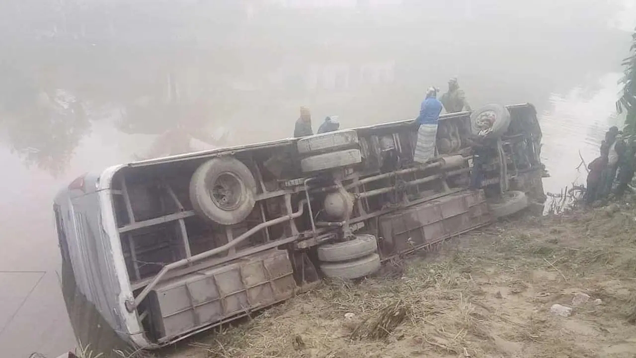 টাঙ্গাইলে নিয়ন্ত্রণ হারিয়ে পুকুরে বাস, আহত ২৫