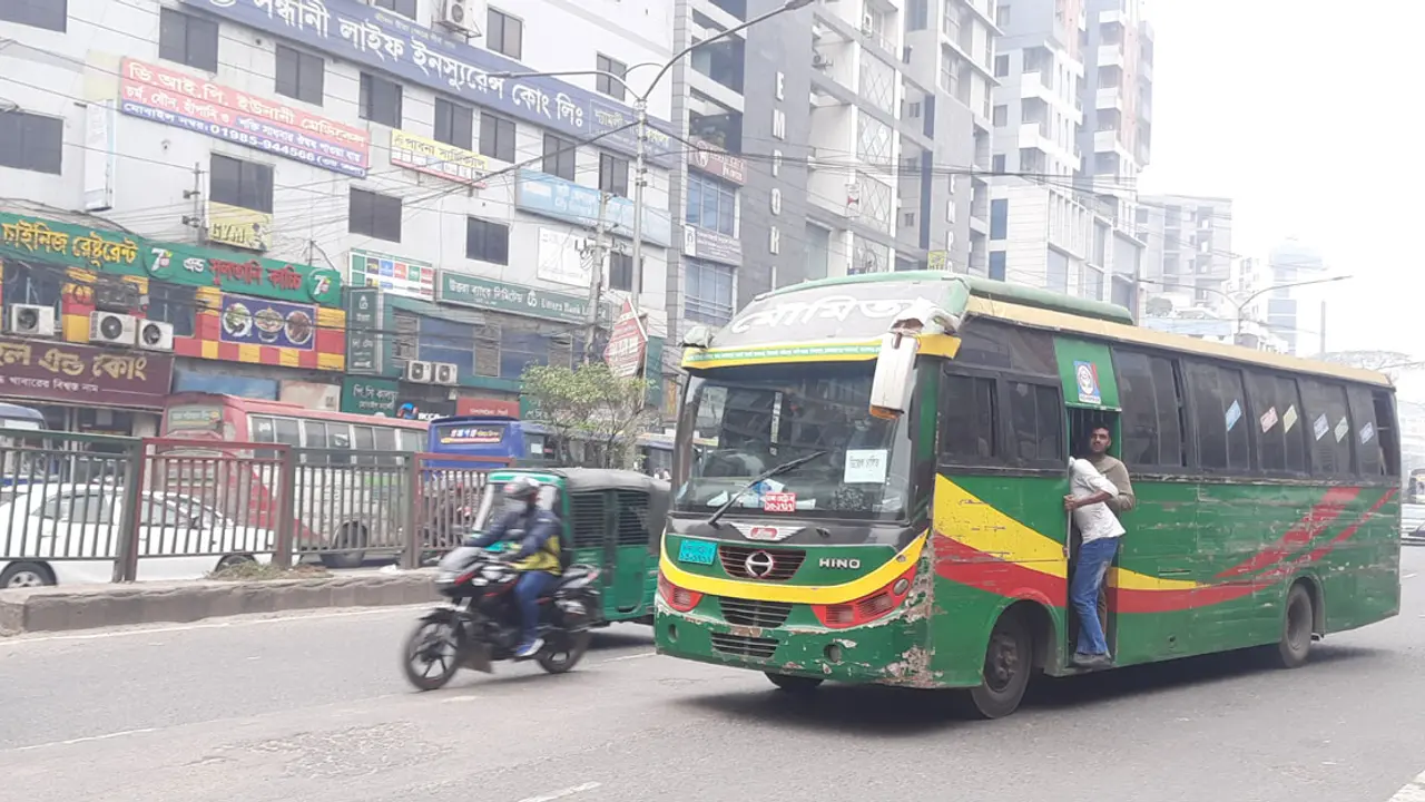 গণপরিবহনে স্বাস্থ্যবিধি মানায় উদাসীনতা, নেই তদারকিও