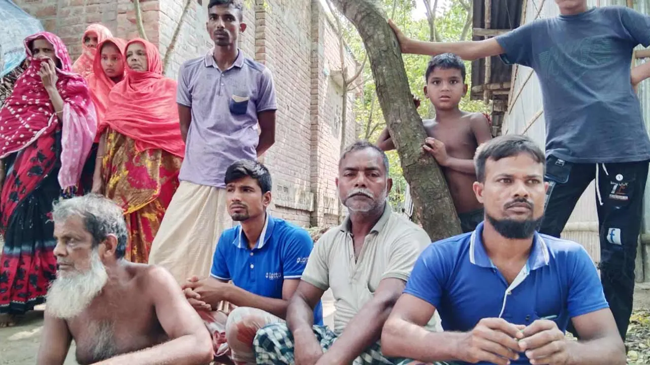 কোটিপতি হতে চেয়েছিল চাঁপাইনবাবগঞ্জের ৫০ পরিবার, এখন তারা নিঃস্ব
