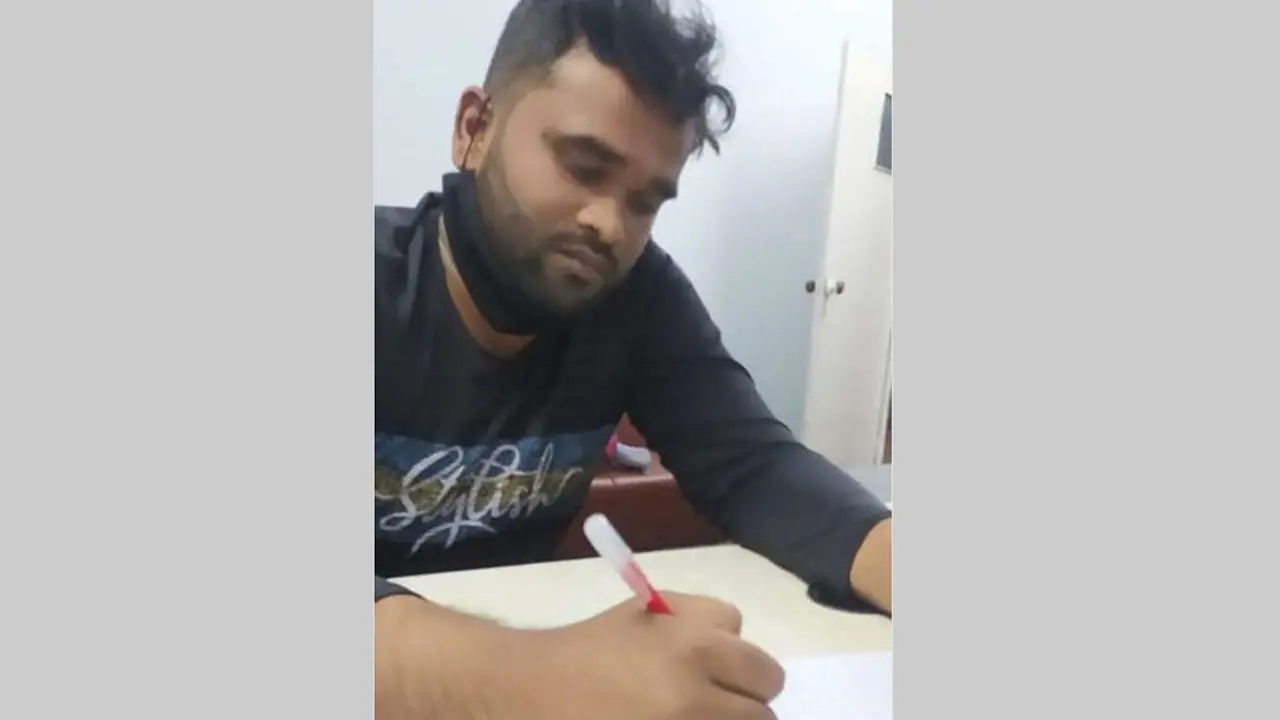 ইউএনওর পায়ে ধরলেন মা, তবু পেটালেন সাংবাদিক ছেলেকে