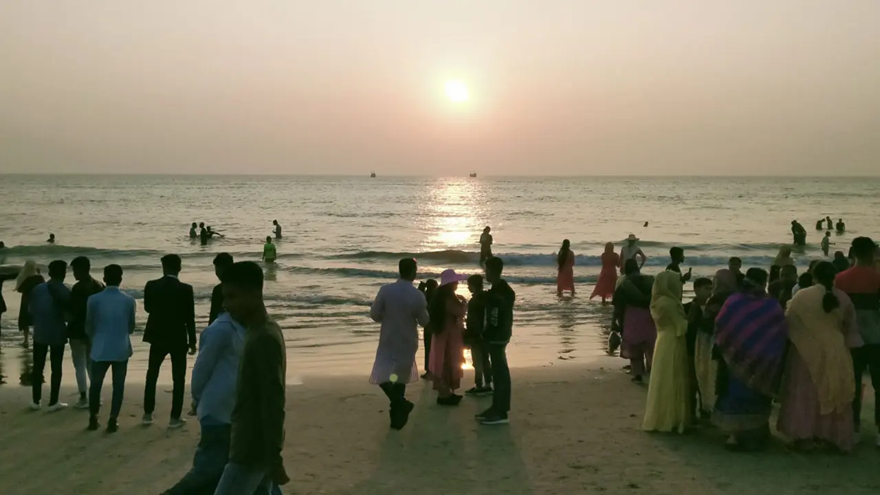 সাগরের বিশালতায় বছরের শেষ সূর্যাস্ত দেখলেন পর্যটকরা