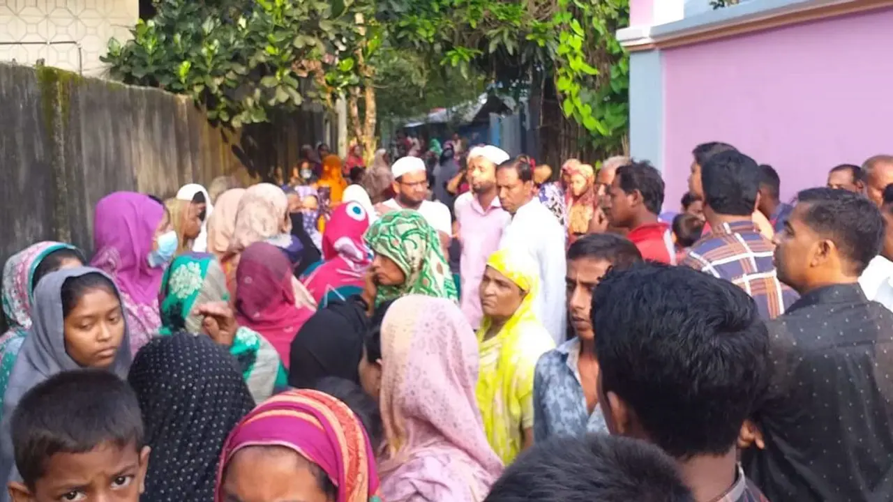 বাবা-মা-ছেলের ক্ষতবিক্ষত লাশ মিলল ঘরে