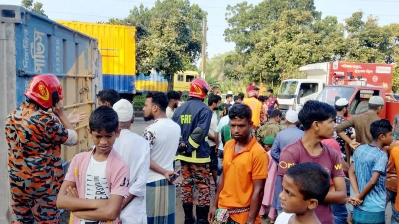 কুমিল্লায় কাভার্ডভ্যানের ধাক্কায় অটোরিকশার ২ জন নিহত