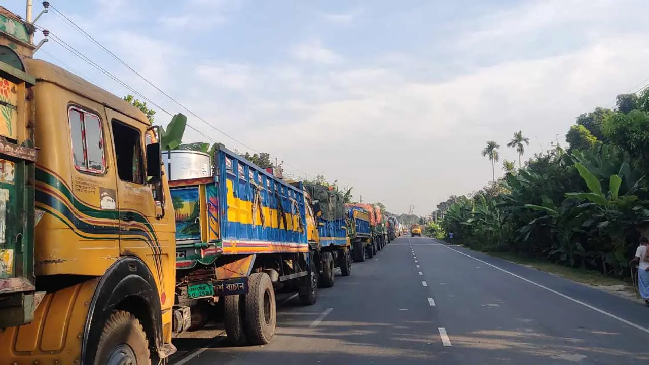 দৌলতদিয়ায় ফেরির অপেক্ষায় সহস্রাধিক যানবাহন