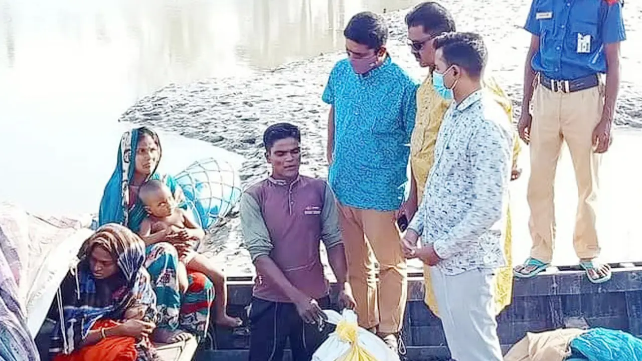 নৌকায় জন্মানো শিশুর পরিবারের পাশে দাঁড়ালেন ডিসি