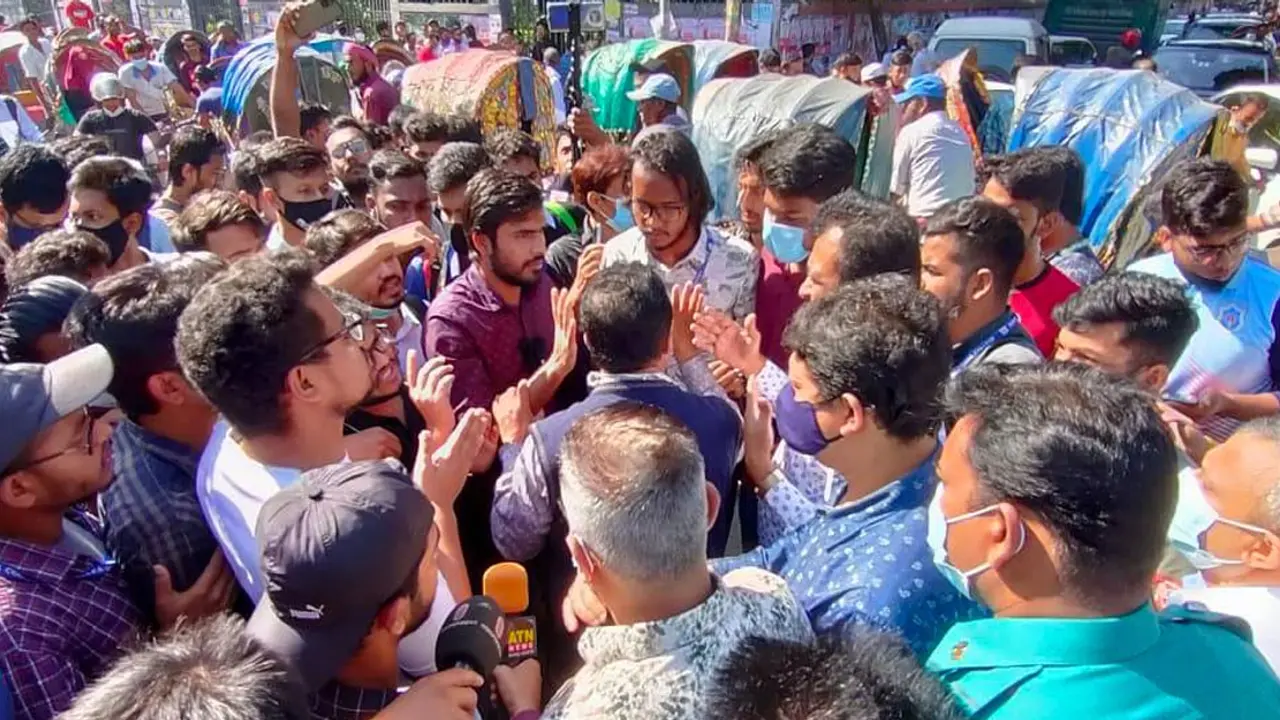 আশ্বাস পেয়ে সড়ক ছাড়ল শিক্ষার্থীরা