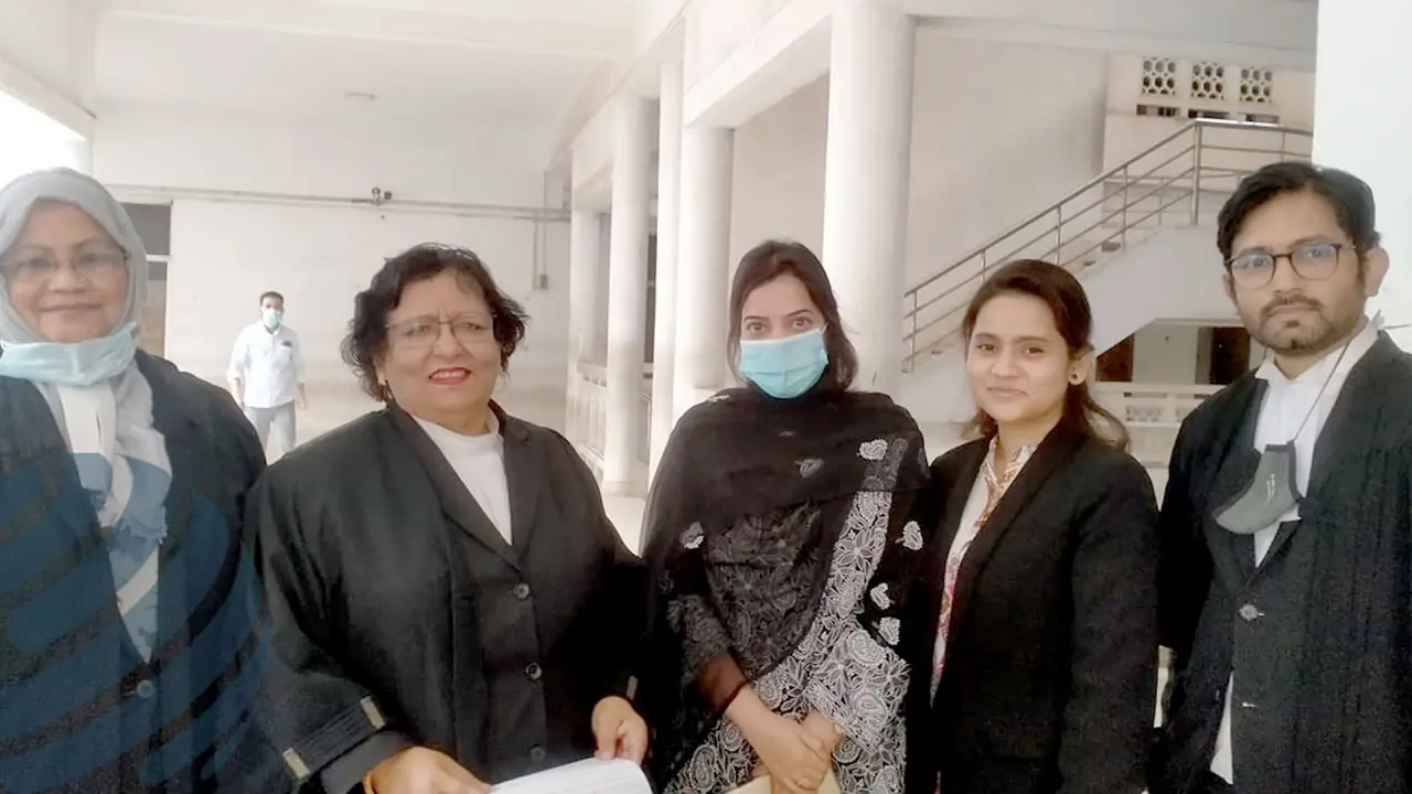 উচ্চ আদালতে দাঁড়িয়ে ন্যায়বিচার চাইলেন ভারতীয় মা