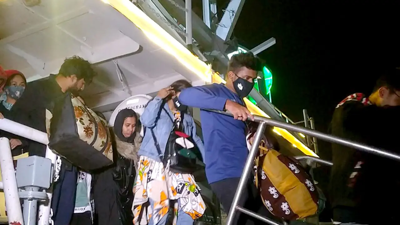 ১৪ ঘণ্টা সমুদ্রে ভেসে সেন্টমার্টিন থেকে ফিরল জাহাজ