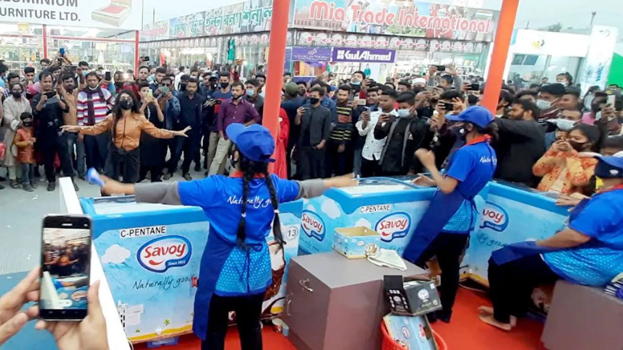 নাচের তালে আইসক্রিম বিক্রি নজর কেড়েছে সবার
