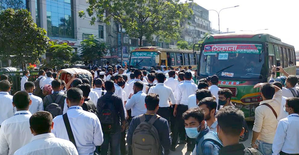 আন্দোলনের চাপে হাফ ভাড়ার হাফ কার্যকর!