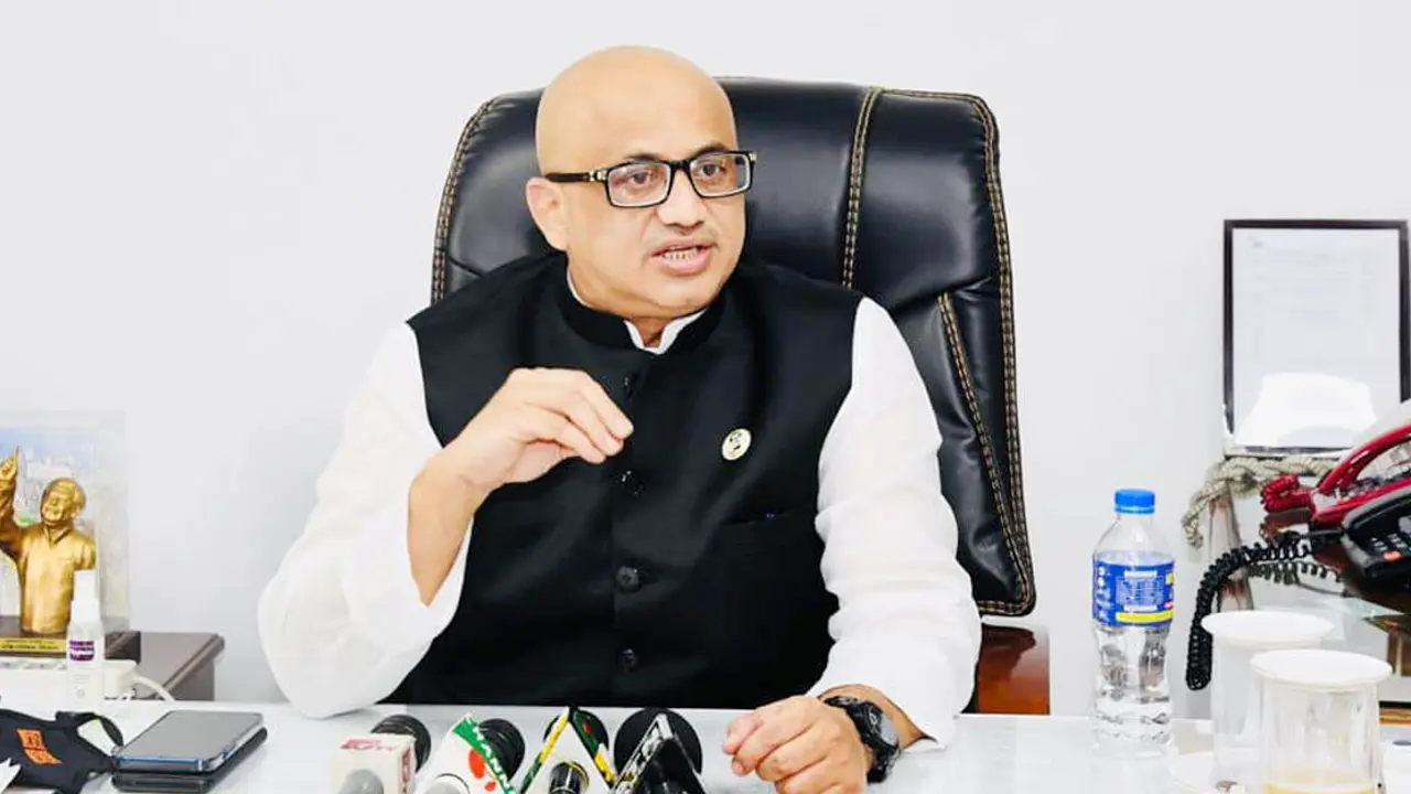 ঊর্ধ্বতন এক কর্মকর্তাকে প্রতিমন্ত্রী বলেছিলেন, ‘তোকে লাথি মারব’