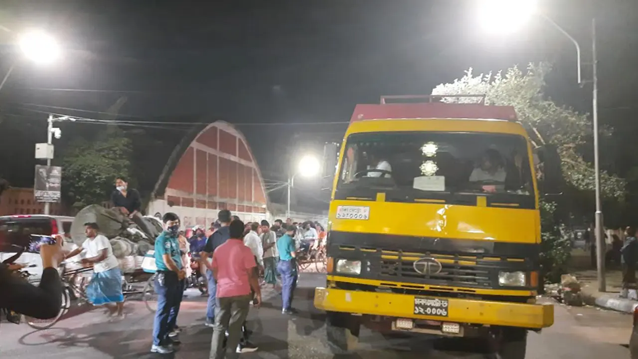 ভারী যানবাহন চলাচল বন্ধে ঢাবিতে অভিযান