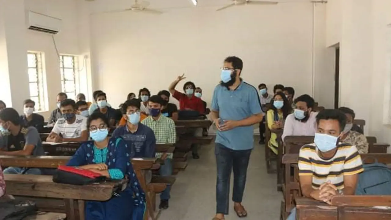 ১৮ মাস পর ক্লাসে ফিরেছেন ঢাবি শিক্ষার্থীরা