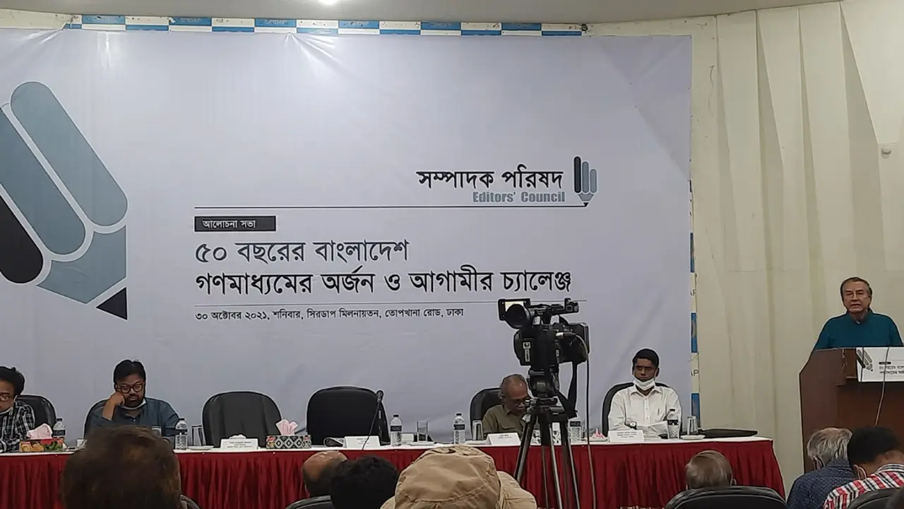 আইনের ব্যত্যয় ঘটিয়ে সাংবাদিকদের হয়রানি করা হচ্ছে