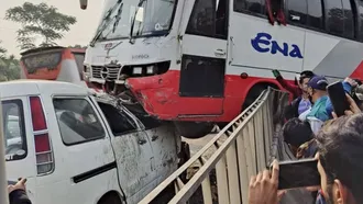 Ena Paribahan bus hits microbus breaking road divider in Khikhet