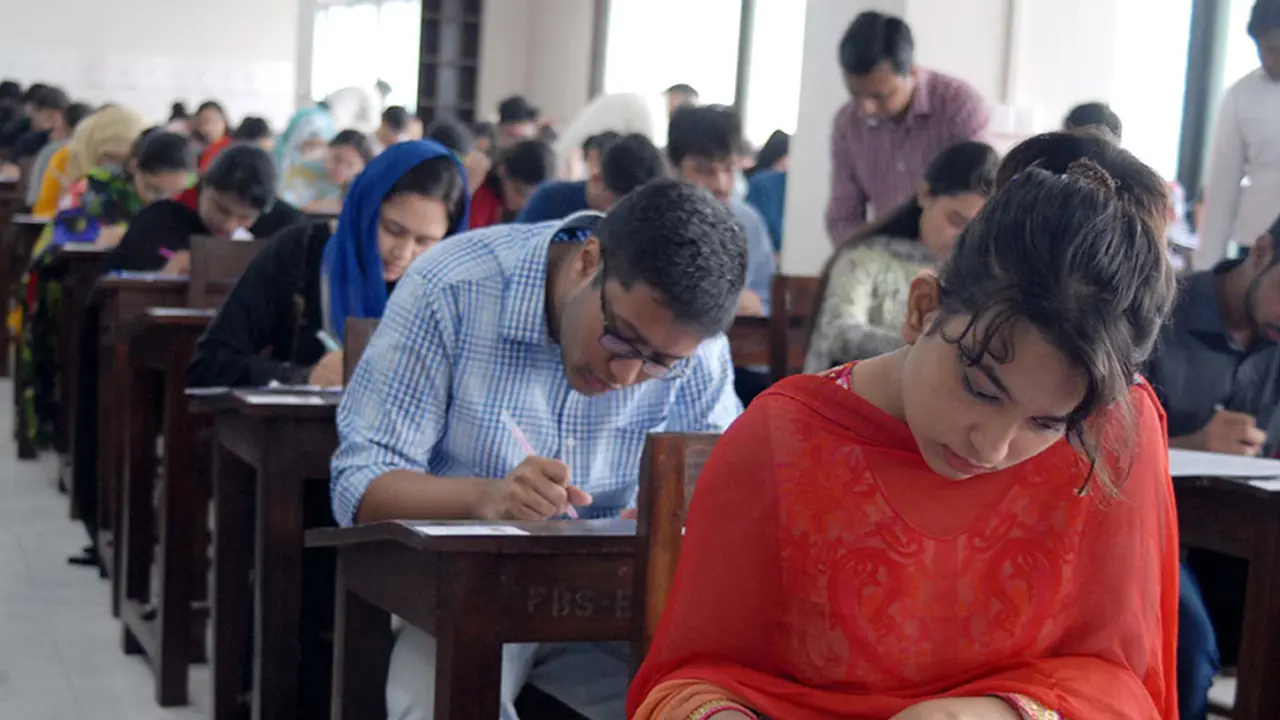 বারবার পরীক্ষার তারিখ পরিবর্তনে সাত কলেজের শিক্ষার্থীদের ক্ষোভ