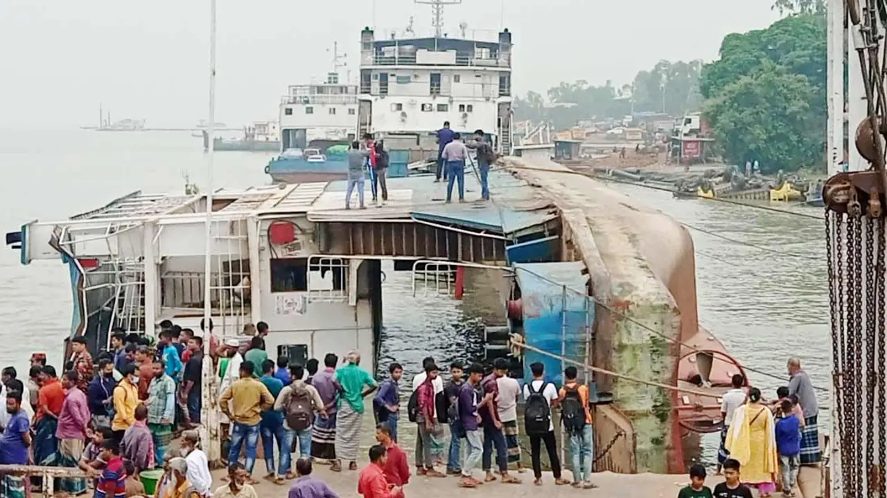 উদ্ধার হয়নি কাত হওয়া ফেরি, প্রত্যয়ের অপেক্ষা