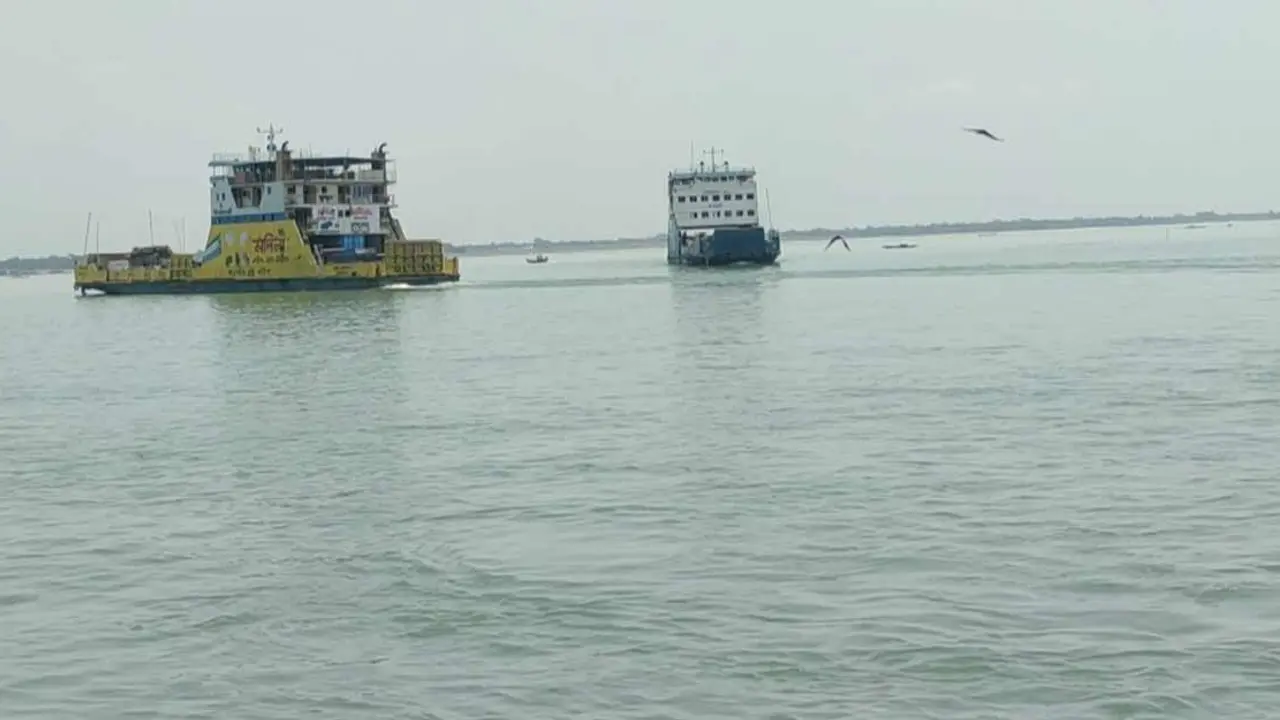 দৌলতদিয়া-পাটুরিয়া রুটে ফেরি চলাচল স্বাভাবিক