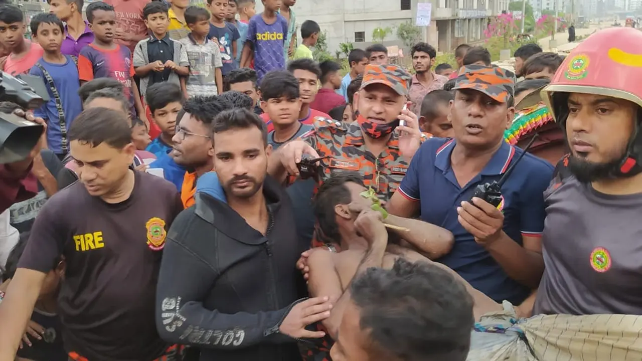 খালে পড়ে যাওয়ার ৬ ঘণ্টা পর জীবিত উদ্ধার