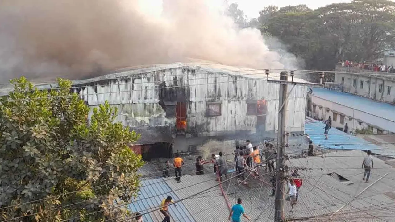 চট্টগ্রামে ফার্নিচার কারখানায় আগুন