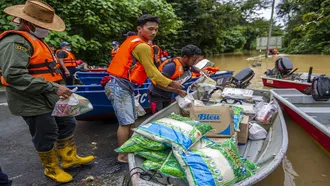 14 dead, 70,000 displaced in Malaysian floods