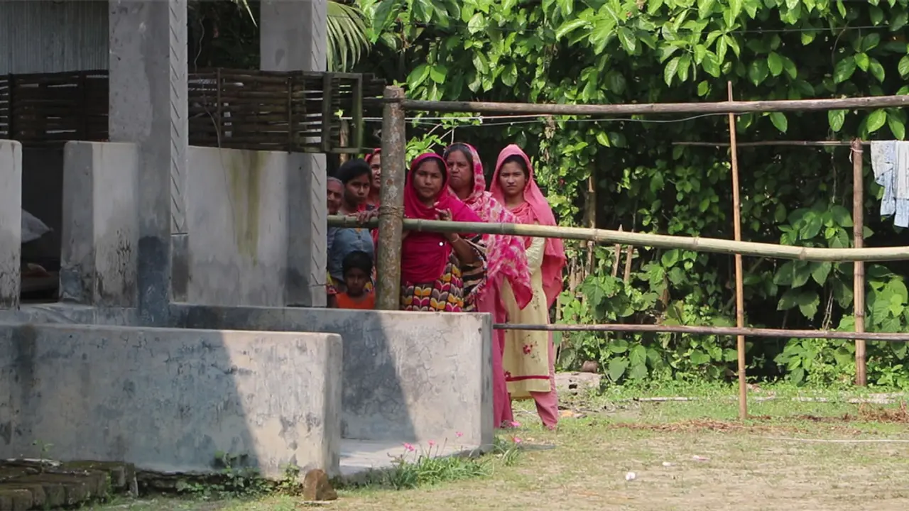 তাদের শিক্ষা দেওয়ার জন্য চলাচলের রাস্তায় বেড়া দিয়েছি