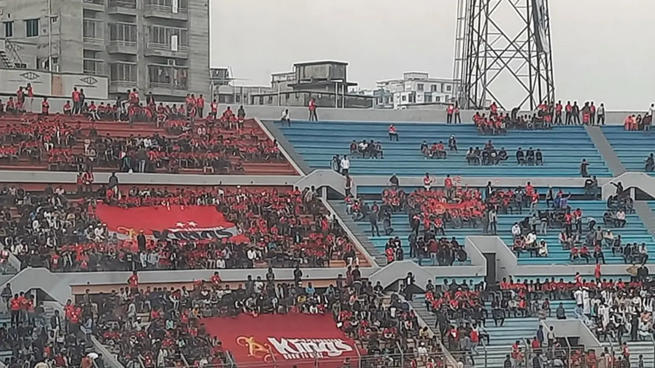 ঘরোয়া ফুটবল দেখতে গ্যালারিতে হাজারো মানুষ