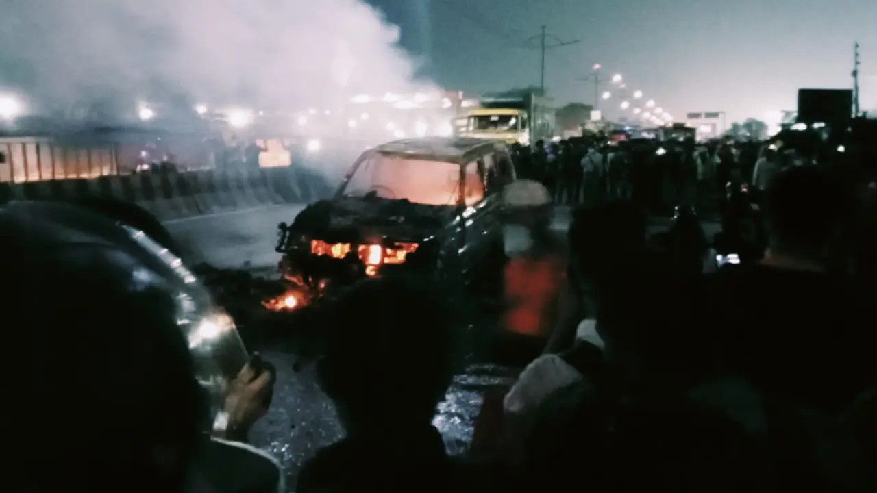 বিমানবন্দর সড়কে পাজেরোতে আগুন, তীব্র যানজট
