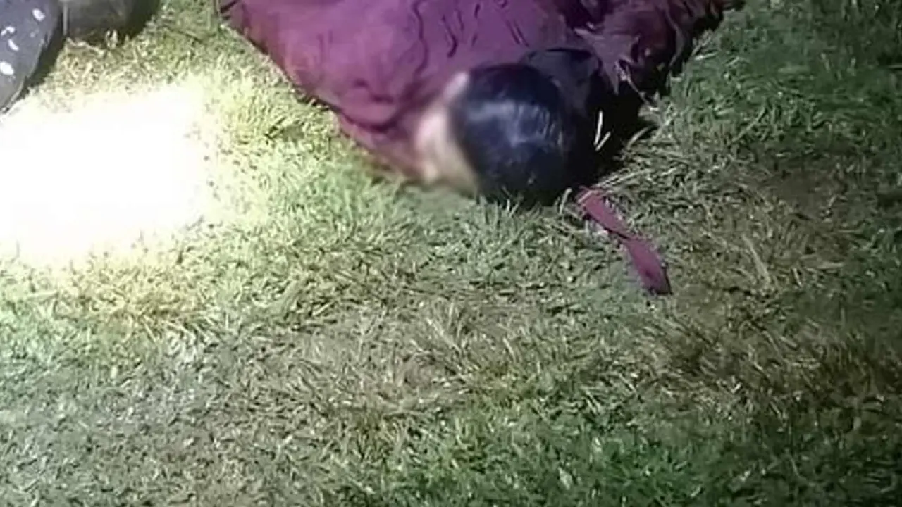 সড়কের পাশে পড়ে ছিল মা-মেয়ের গলাকাটা লাশ