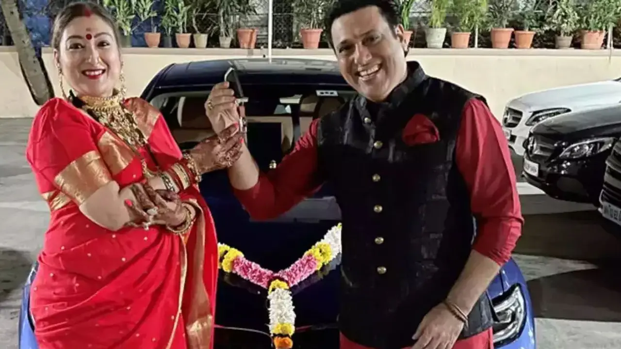 ভালোবেসে স্ত্রীকে গাড়ি উপহার দিলেন গোবিন্দ