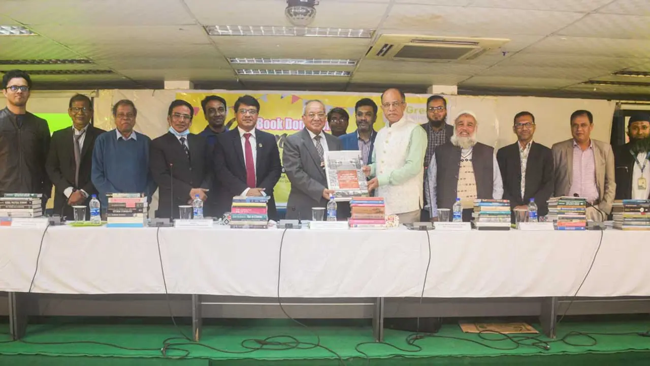 গ্রিন ইউনিভার্সিটিকে বঙ্গবন্ধু ও মুক্তিযুদ্ধভিত্তিক বই উপহার