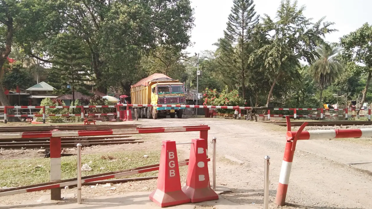 হিলি স্থলবন্দরের প্রবেশমুখে ট্রাক বিকল, আমদানি-রফতানি বন্ধ