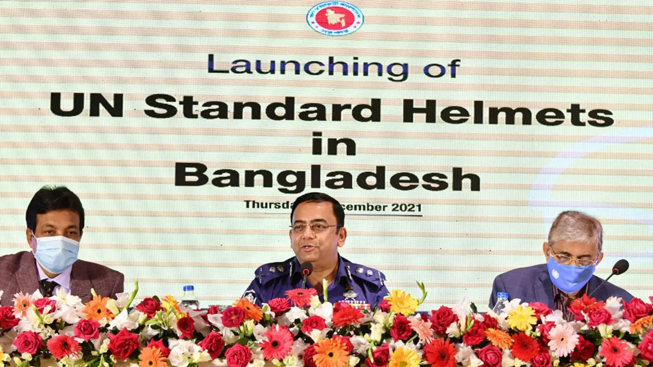 মানসম্পন্ন হেলমেট ছাড়া রাস্তায় বের না হওয়ার আহ্বান আইজিপির