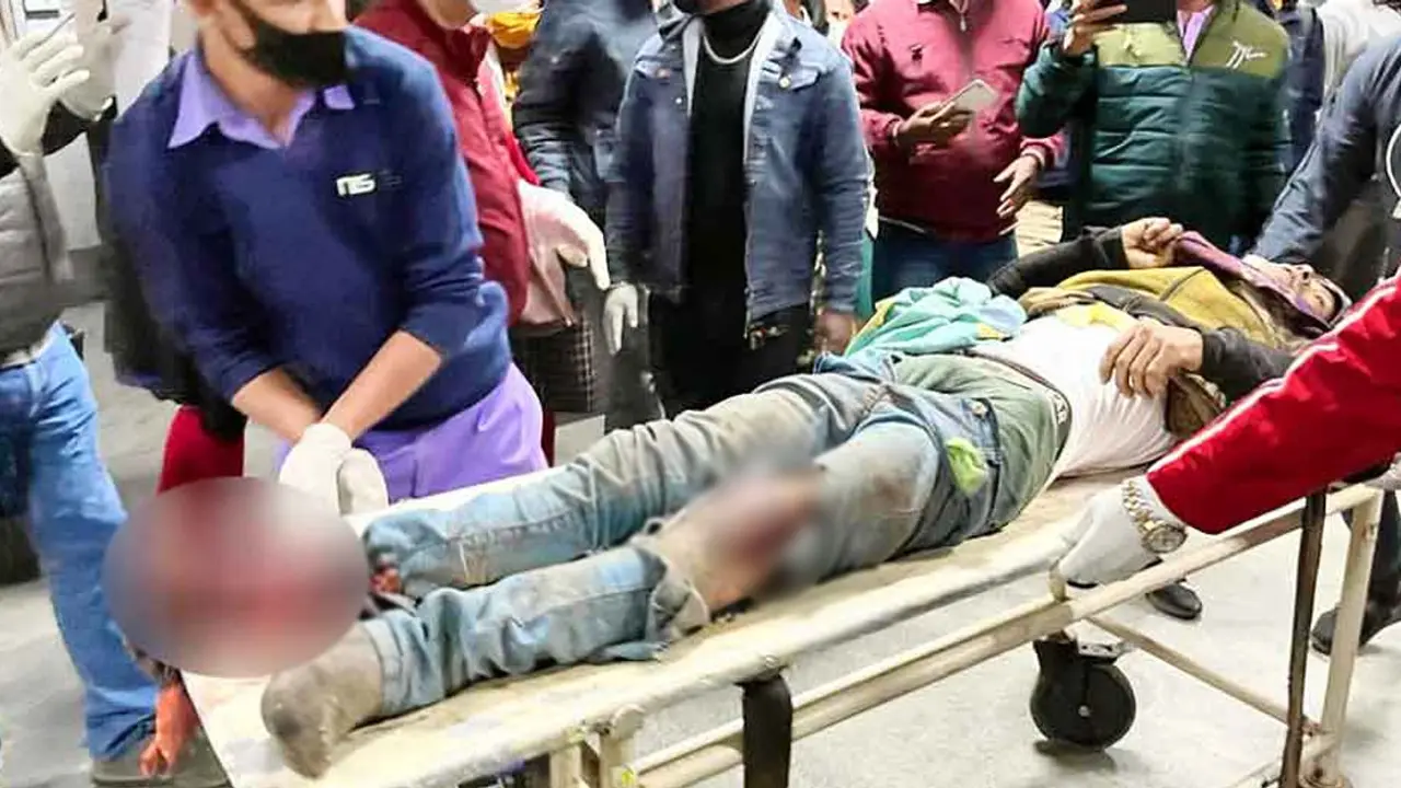 দুই বগির মাঝে আটকে পড়া যুবকের আর্তনাদ পা কাটবেন না