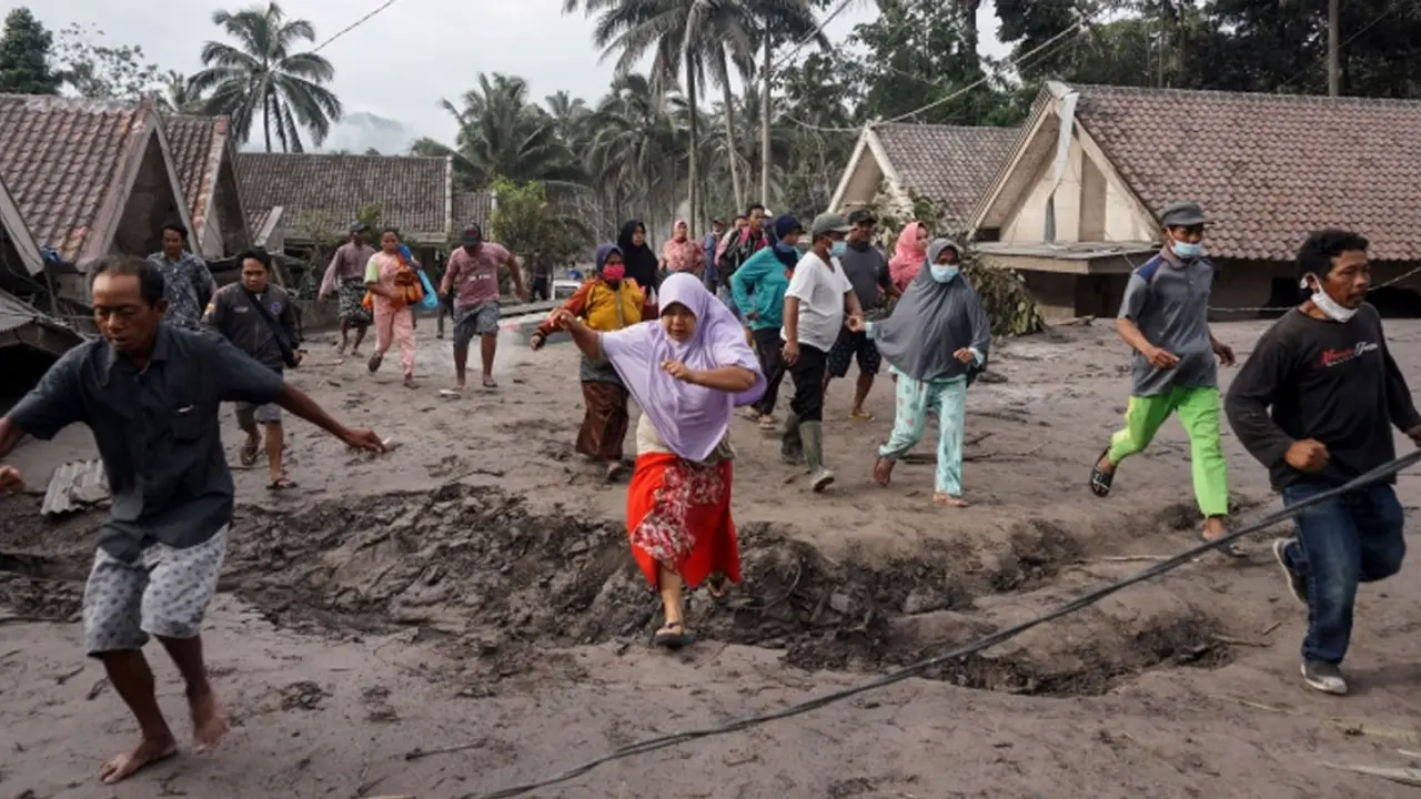 ইন্দোনেশিয়ায় অগ্ন্যুৎপাতে ছাইয়ের নিচে তলিয়ে গেছে ১১ গ্রাম