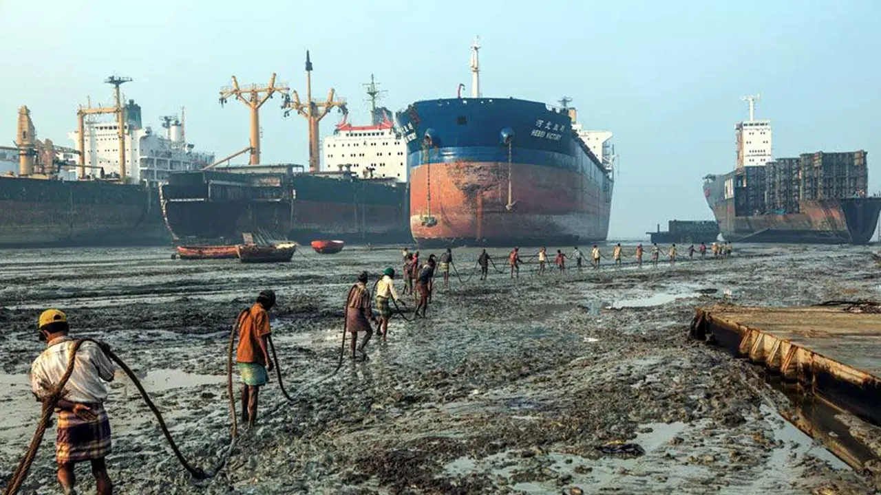 জাহাজভাঙা কারখানায় চলছে অনির্দিষ্টকালের ধর্মঘট