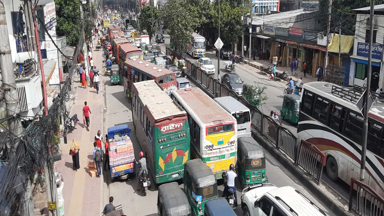 ক্রমেই বাড়ছে বাড্ডা-প্রগতি সরণির যানজট