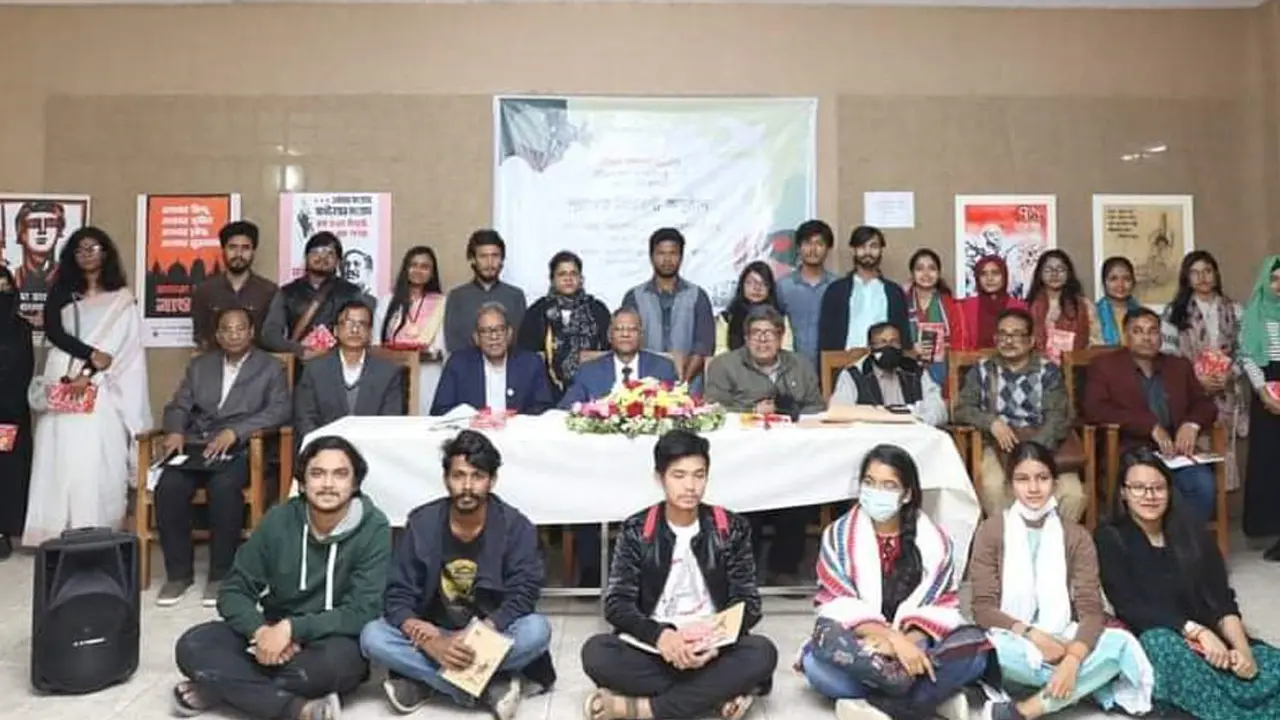 জবিতে বিজয় দিবস পোস্টার চিত্র প্রদর্শনীর পুরস্কার বিতরণ