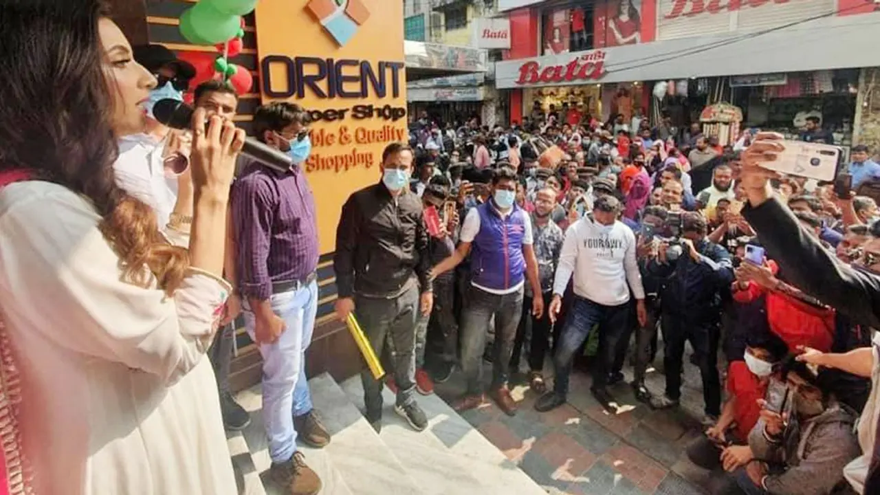 যশোরে নায়িকা মিমকে দেখতে জনতার ভিড়