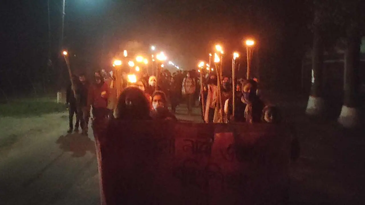 শাবি ভিসির পদত্যাগ দাবিতে জাবিতে মশাল মিছিল