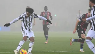 Juventus battle through fog to win at Bologna, Roma down Atalanta