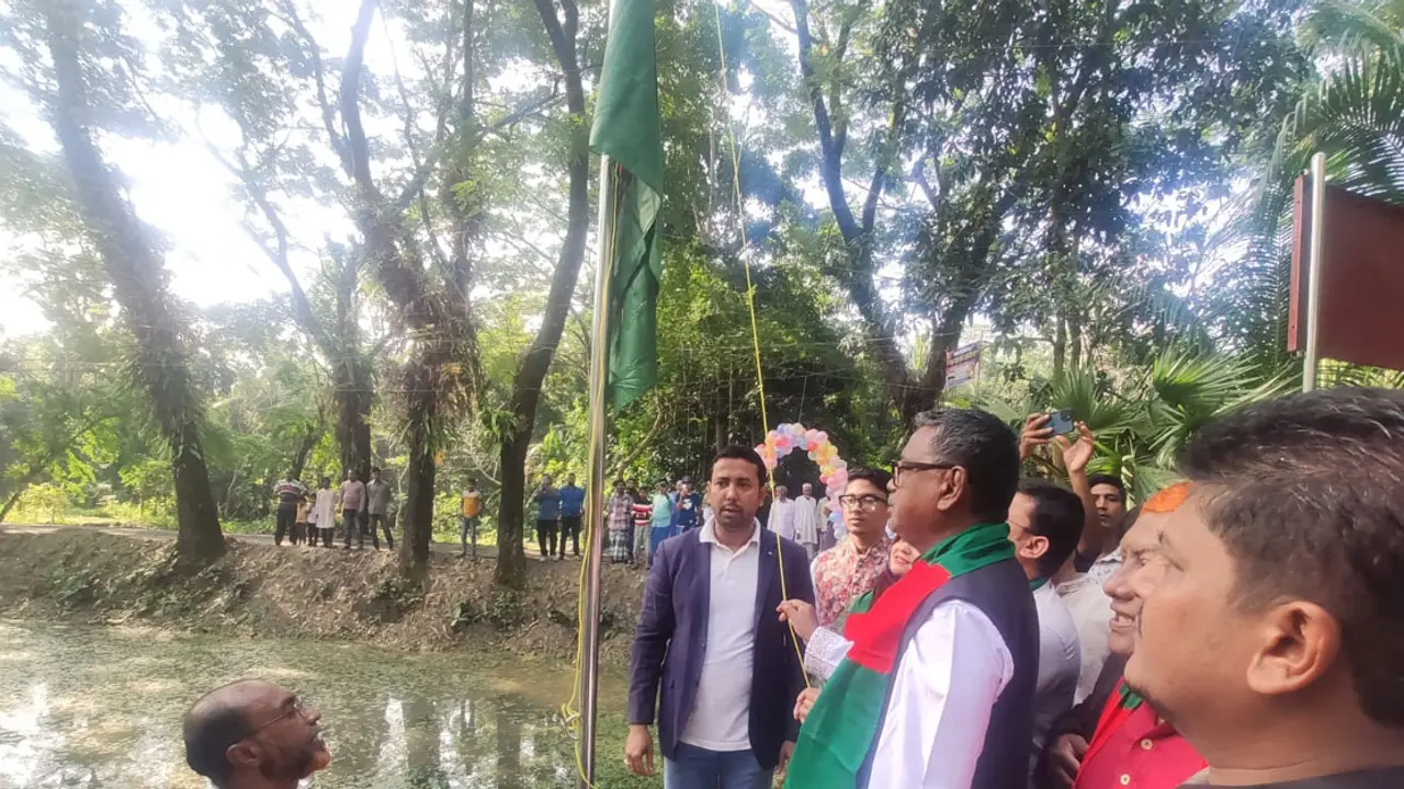 ১৮ বছর পর মাদরাসায় উড়ল জাতীয় পতাকা