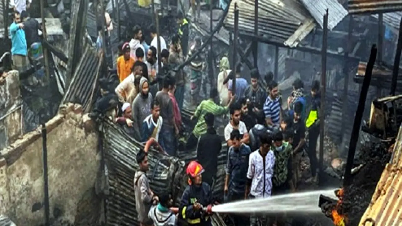 কাপ্তান বাজারে ভয়াবহ আগুন, একজনের মরদেহ উদ্ধার
