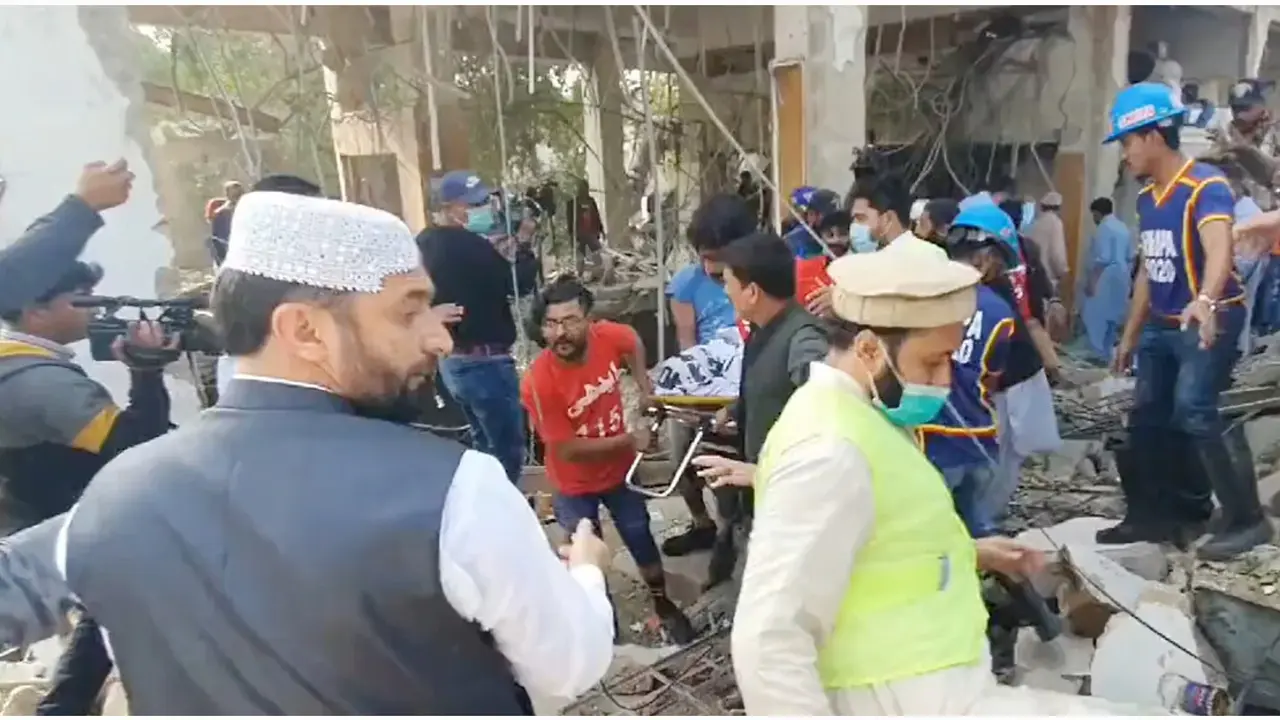 করাচিতে বিস্ফোরণে নিহত অন্তত ১২