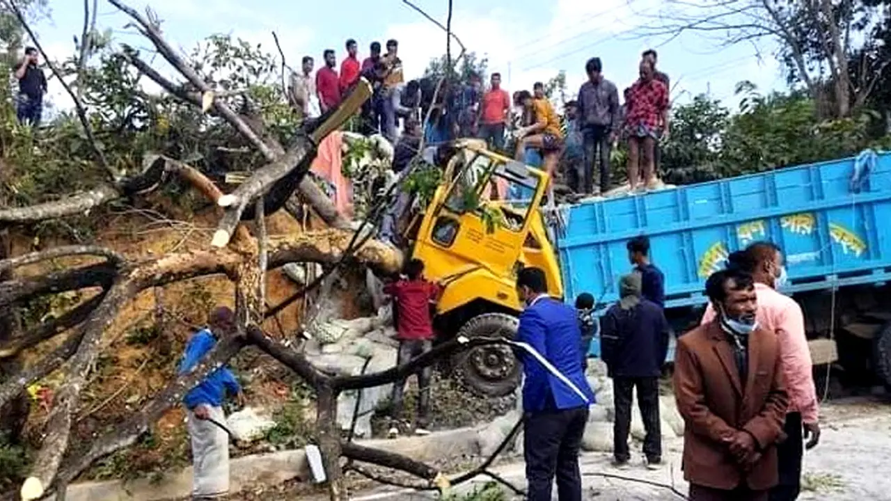 খাগড়াছড়িতে নিয়ন্ত্রণ হারিয়ে গাছের সঙ্গে ট্রাকের ধাক্কা, নিহত ২